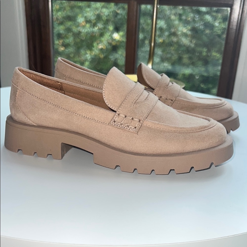 (NEVER WORN) Chunky Tan Loafers